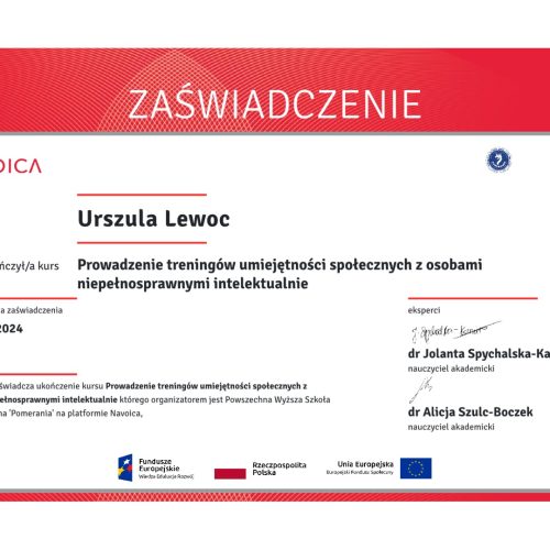 Certyfikat lub zaświadczenie ukończenia kursu "Prowadzenie treningów umiejętności społecznych z osobami niepełnosprawnymi intelektualnie" dla Urszuli Lewoc, wydany przez Navoica. Dokument jest utrzymany w biało-czerwonej kolorystyce i zawiera pieczątki oraz podpisy akademickie.