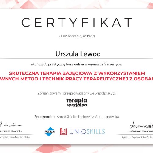 Logo na ciemnoniebieskim tle, przedstawiające trzy nałożone na siebie, białe, romboidalne ramki, tworzące efekt głębi. W centrum logo znajduje się pogrubiona, stylizowana biała litera "P".
