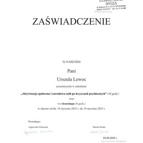 Zbliżenie na dłoń technika lub elektryka wkładającą biały wyłącznik nadprądowy (bezpiecznik) do szyny wewnątrz tablicy rozdzielczej (skrzynki z bezpiecznikami). Wokół widoczne są kolorowe przewody i inne elementy modułowe.