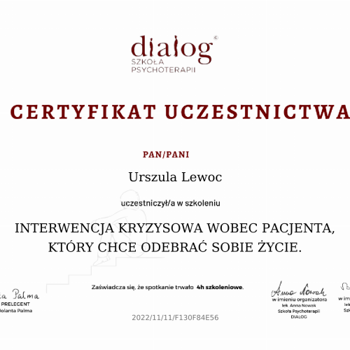Jasny, przestronny hol lub recepcja w eleganckim obiekcie, takim jak hotel lub dworek. W centrum znajdują się szare fotele z wysokimi oparciami wokół małego stolika. W tle duże okna z zasłonami i nowoczesne żyrandole.