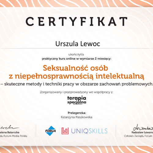 Zbliżenie na bufet samoobsługowy z dużą ilością różnorodnych, świeżych produktów spożywczych, w tym owoce (winogrona, banany, pomarańcze), sery, sałatki, przekąski i jogurty, wszystko pod osłoną ze szkła lub pleksi.