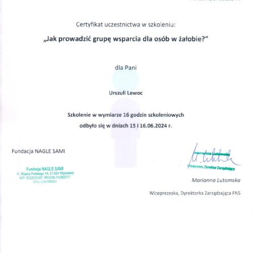 Certyfikat uczestnictwa w szkoleniu Fundacji "Nagle Sami" zatytułowanym "Jak prowadzić grupę wsparcia dla osób w żałobie" dla Pani Urszuli Lewoc, potwierdzający 16 godzin szkoleniowych. Dokument opatrzony jest logo fundacji i podpisem kierownika.